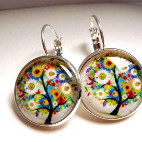 Boucles d'oreilles, en métal argenté, cabochons, 'arbre de vie multicolore. 