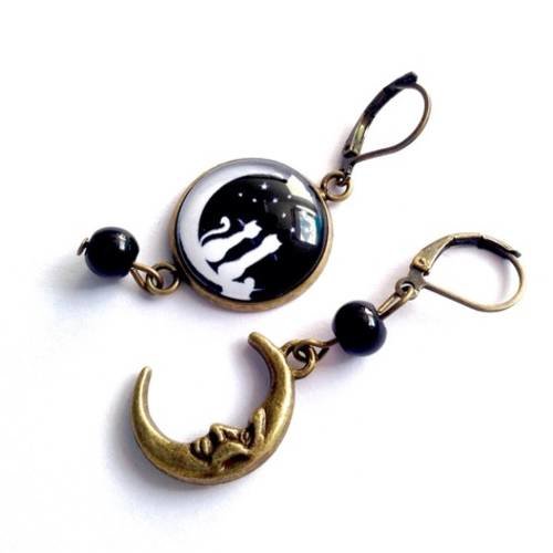 Boucles d'oreille cabochon, couple de chat sur la lune, noir et blanc, perles noires, laiton, vintage. 