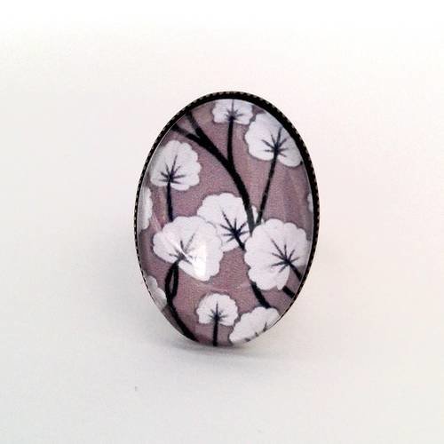 Bague cabochon ovale fleurs blanches sur fond gris motif japonais en bronze. 