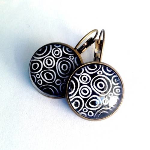 Boucles d'oreille dormeuses  cabochon graphique spirales noir et blanc, en bronze. 