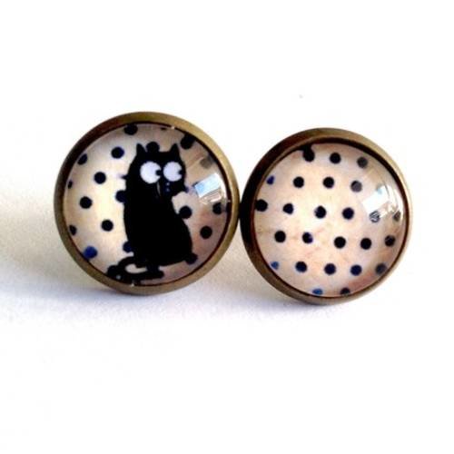 Boucles d'oreille puces : chat noir et pois sur fond beige, cabochon en verre, en bronze. 