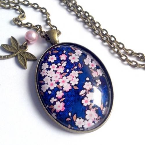 Collier sautoir cabochon ovale fleurs de cerisier sur fond bleu, libellule et perle rose, en bronze. 