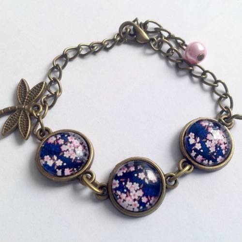 Bracelet fleurs sur fond bleu, cabochon en verre, libellule et perle, chaîne en bronze.