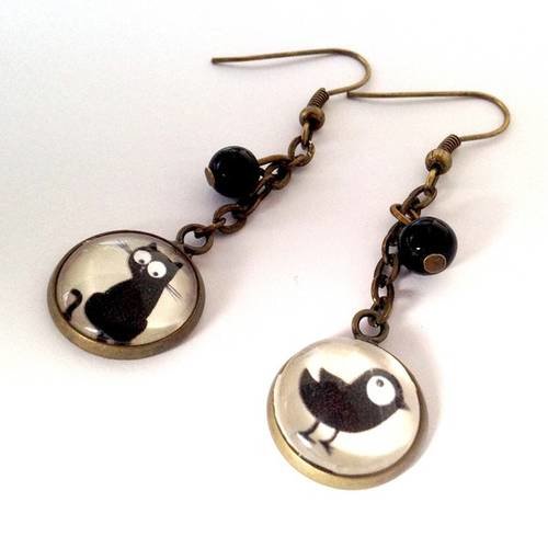 Boucles d'oreille pendantes, chat et oiseau sur fond beige, cabochon, en bronze, perles. 