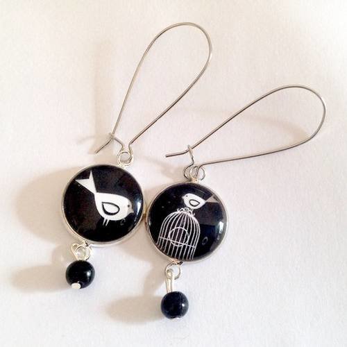 Boucles d'oreilles pendantes, cabochon oiseau et cage, noir et blanc, métal argenté, perles noires. 