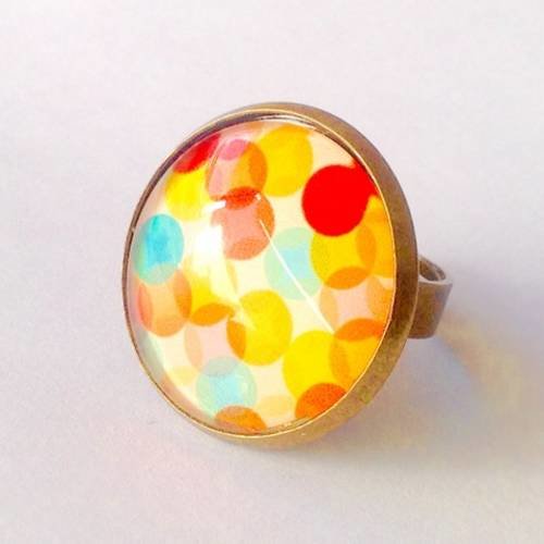 Grande bague cabochon en verre, en bronze, bulles multicolores sur fond clair 