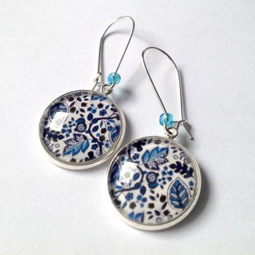 Boucles d'oreille pendantes  : feuilles tons bleus, métal argenté. 