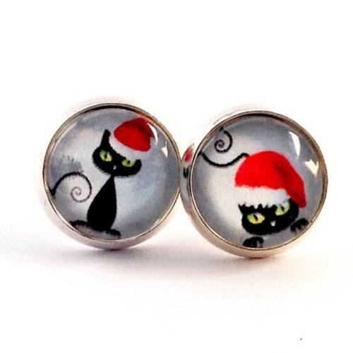 Boucles d'oreilles puces : chat noir et chapeau de noël. 