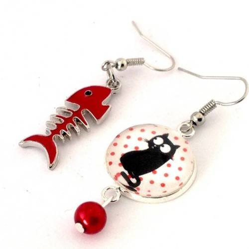 Boucles d'oreille : chat noir et poisson rouge.