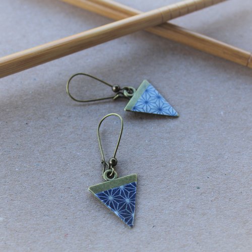 Boucles d'oreilles triangles bronze motifs japonais bleu marine asanoha modèle yin yang