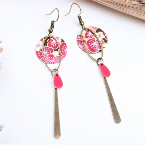 Boucles d'oreilles japonaises florales rose fuchsia et nacre modèle fleurs de pommier