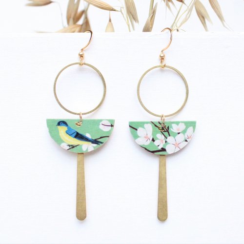 Boucles d'oreilles dépareillées oiseau mésange et fleurs de cerisiers cercle demi lune motif japonais asymétrique fond vert cadeau