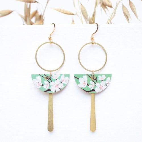 Boucles d'oreilles fleurs de cerisiers cercle demi lune motif japonais fond vert idée cadeau