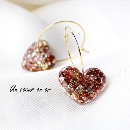Créoles fines pendentif coeur en résine inclusion de pierres dorées à marron