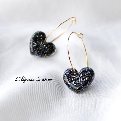 Créoles fines pendentif coeur en résine inclusion de pierres dorées et gris bleu