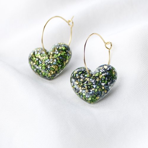 Créoles fines pendentif coeur en résine inclusion de pierres dorées et camaïeu de vert