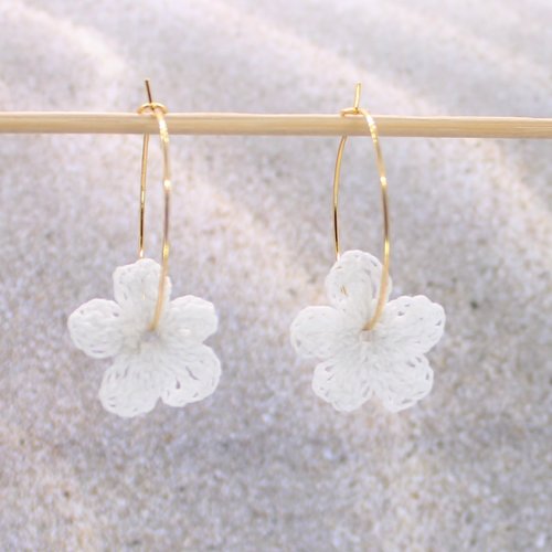 Créoles fines inoxydable couleur or pendentif interchangeable fleur fait mains au crochet blanc