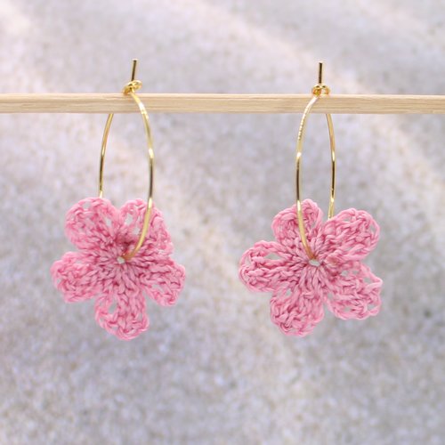 Créoles fines inoxydable couleur or pendentif interchangeable fleur fait mains au crochet rose