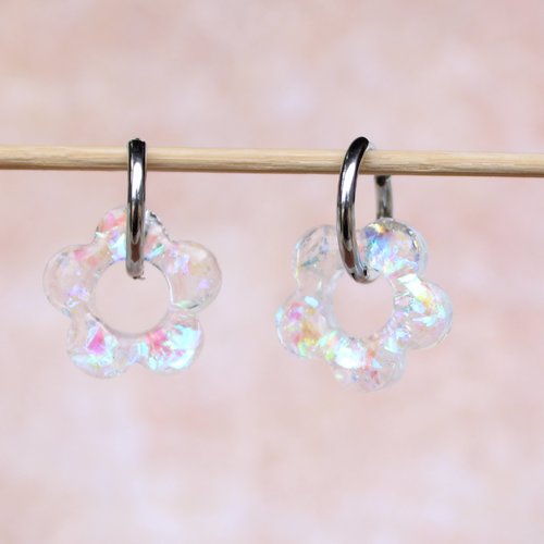 Créoles inoxydable couleur argent pendentif interchangeable fleur résine paillettes blanc hologrammes