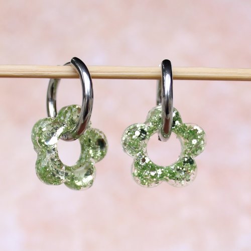 Créoles inoxydable couleur argent pendentif interchangeable fleur résine paillettes vert pistache