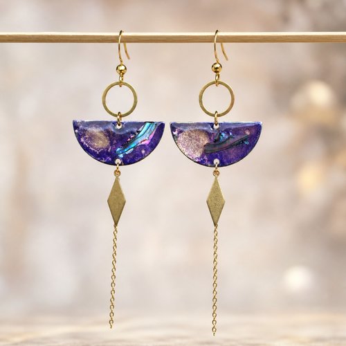 Boucles d'oreilles pendantes aquarelle et nacre incrustée reflets violet irisés cadeau femme artisanal