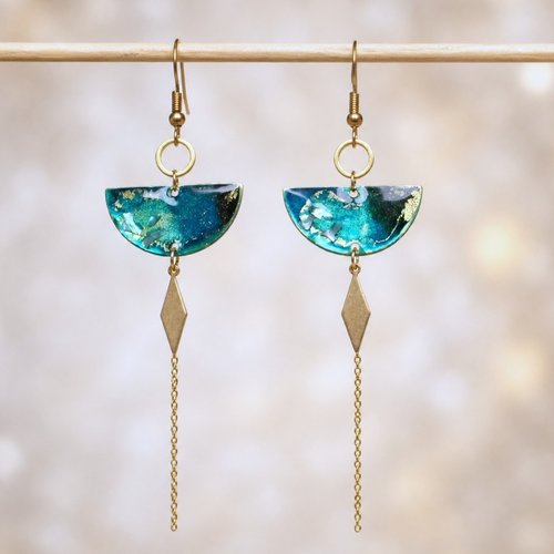 Boucles d'oreilles pendantes aquarelle et nacre incrustée reflets vert emeraude irisés cadeau femme artisanal