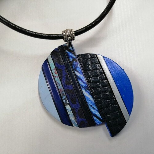 Collier &quot;matisse&quot; en cuir bleu.