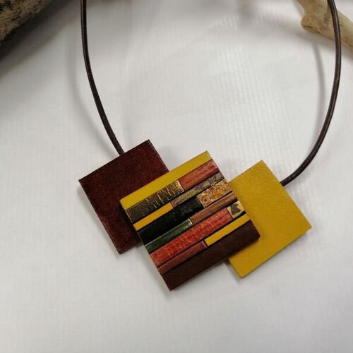 Collier &quot;de stael&quot; en cuir, formes géométriques.