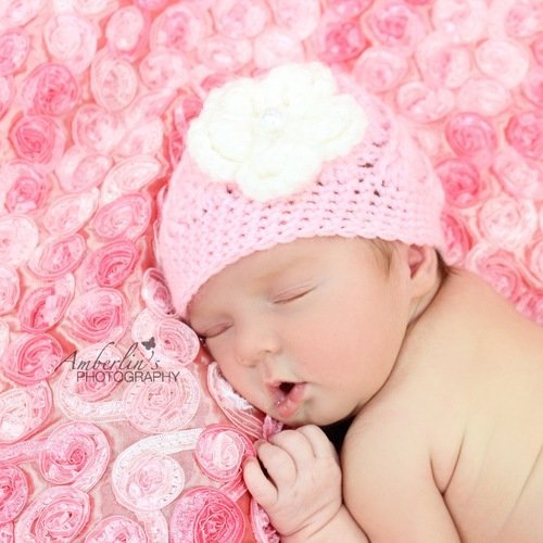 Bonnet bébé crocheté en rose pâle avec une fleur blanche bonnet naissance