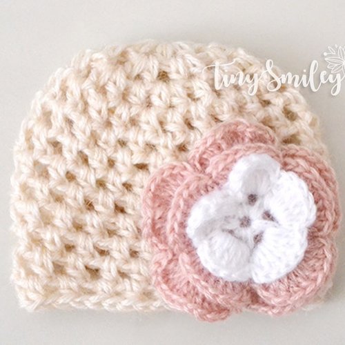 Bonnet bébé crocheté en beige avec fleur rose pâle