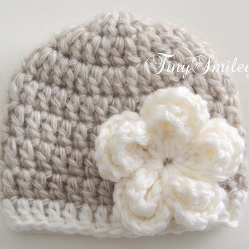 Bonnet bébé crocheté en beige avec une fleur couleur crème bonnet naissance