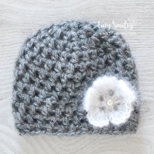 Bonnet bébé crocheté en gris avec une fleur rose bonnets naissance