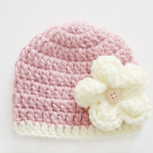 Bonnet bébé crocheté en rose avec une fleur en crème bonnet naissance