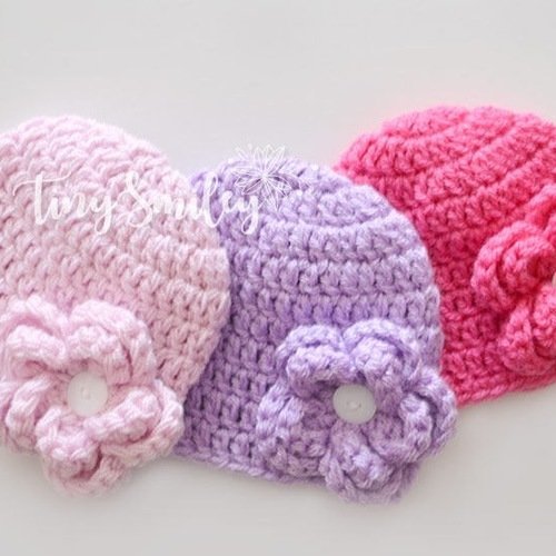 Bonnet bébé crocheté en rose violet ou rose pâle avec une jolie fleur bonnet naissance