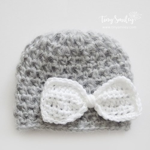 Bonnet bébé crocheté en gris avec un joli noeud blanc