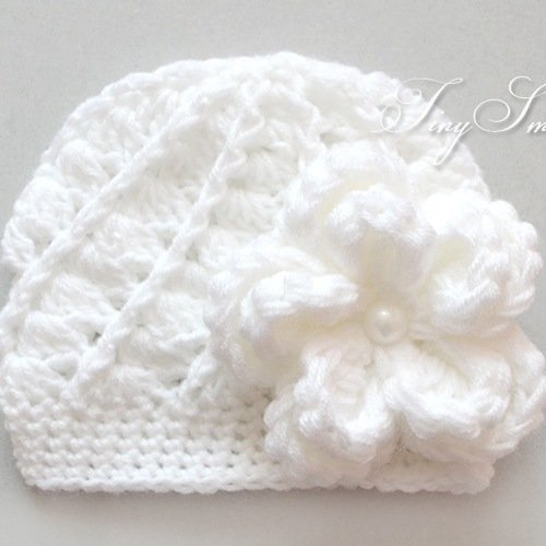 Bonnet Bebe Crochete En Blanc Avec Une Jolie Fleur Bonnet Naissance En Mohair Un Grand Marche