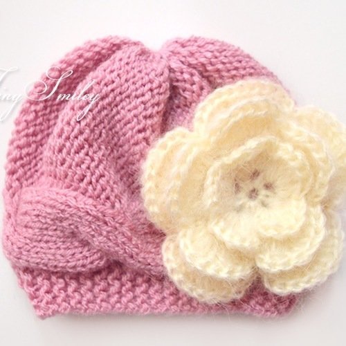 Bonnet bébé tricoté en rose mauve avec une jolie fleur torsades torsadé naissance