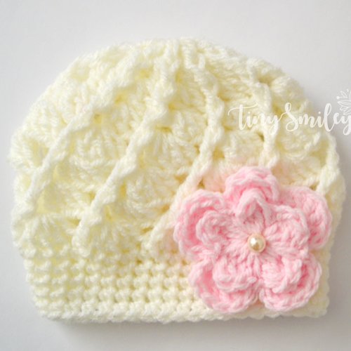 Bonnet bébé crocheté en crème avec une jolie fleur rose