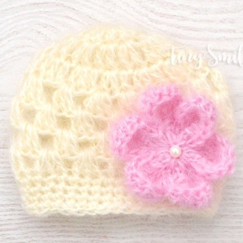 Bonnet bébé crocheté en crème avec une jolie fleur bonnet naissance en mohair