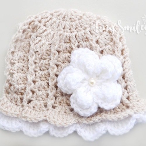 Bonnet bébé crocheté en beige et blanc avec une jolie fleur bonnets naissance