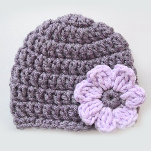 Bonnet bébé crocheté en violet avec une jolie fleur bonnet naissance