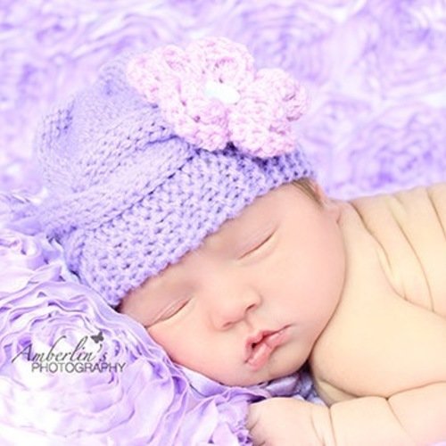 Bonnet bébé tricoté en violet avec une jolie fleur torsades torsadé bonnets naissance