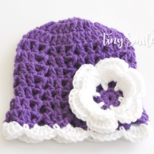 Bonnet bébé crocheté en violet blanc avec une jolie fleur bonnet naissance