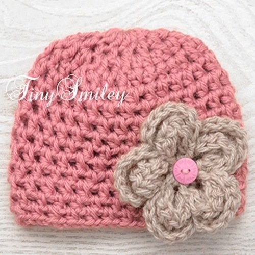 Bonnet bébé crocheté en rose corail foncé  avec une jolie fleur bonnet naissance