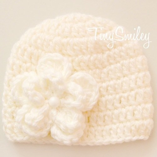 Bonnet bébé crocheté en crème avec une jolie fleur bonnets naissance