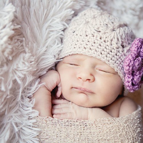 Bonnet bébé crocheté en beige et mauve avec une fleur bonnets fille naissance