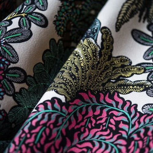 Tissu coton imprimé fleuri, tissu à motifs fleurs, fibre textile, rideau siège tenture, textile ameublement, garniture, etoffe,