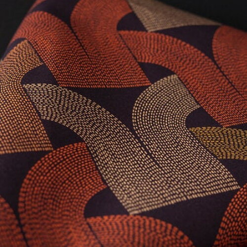 Tissu coton imprimé art déco, tissu aux formes d’arcs imbriqués comme un maillage coloris brique fond lie de vin,