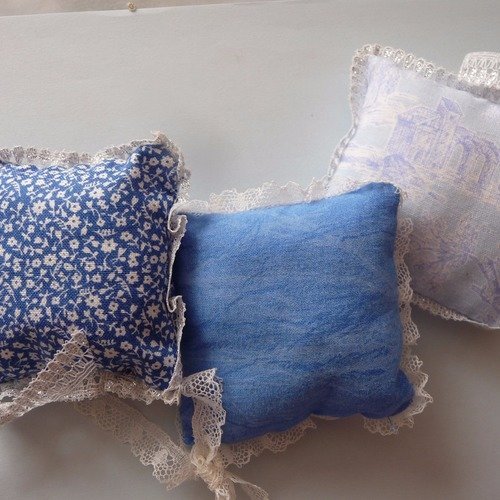 Coussins decoratifs : 3 coussinets en tissus fleuris et dentelles - tons bleus
