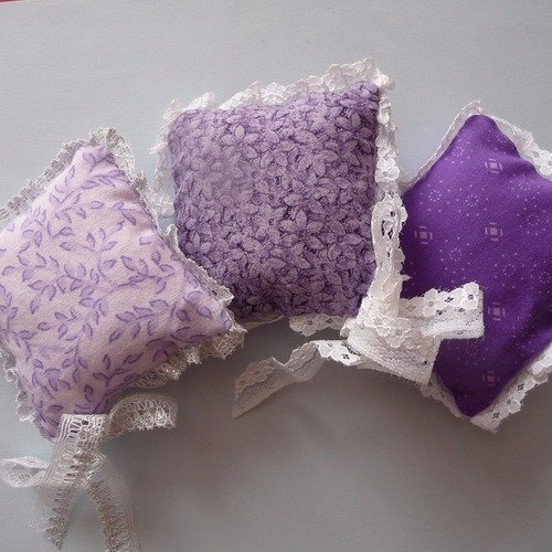 Coussins decoratifs : 3 coussinets en tissus fleuris et dentelles - tons violet mauve